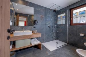 Koupelna v ubytování Dolomiten Hotel Irma + 37 fotografií