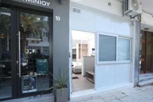 una vetrina con una grande porta a vetri di Borgo Eleganza Suite, Corfu Town a Città di Corfù