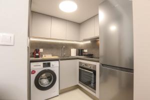 una cucina con lavatrice e lavatrice di Borgo Eleganza Suite, Corfu Town a Città di Corfù Altre 18 foto