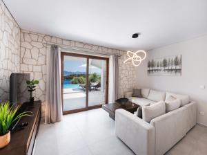 Villa Unique في نيدري: غرفة معيشة بها أريكة وطاولة