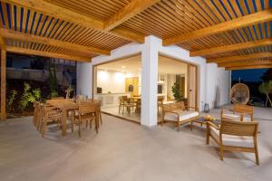 Ruang duduk di Villa 1 with Pool Soline, Krk, 280 m from beach, by 4Villas