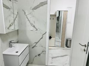 Ванна кімната в LookView apartment +8 фото