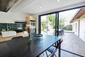 Η κουζίνα ή μικρή κουζίνα στο Maison Ampalia - Welkeys