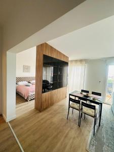 Postel nebo postele na pokoji v ubytování Modern Apartments Near Paris and Charles de Gaulle Airport + 70 fotografií