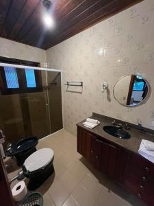 ein Badezimmer mit Toilette, Waschbecken und Dusche in der Unterkunft Villa Rural in Campos do Jordão + 37 Fotos