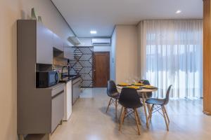 a kitchen and dining room with a table and chairs at Loft incrível em área nobre in Sinop +19 photos