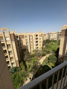 une vue depuis le balcon d'un immeuble dans l'établissement Madinaty - 2 BedroomBeauty, à Madinaty