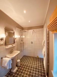 a bathroom with a sink and a shower at Landhaus Eggert in Münster