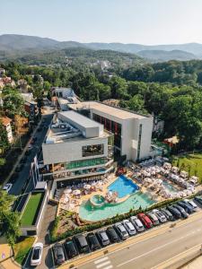 Nespecifikovaný výhled na hory nebo výhled na hory při pohledu z hotelu