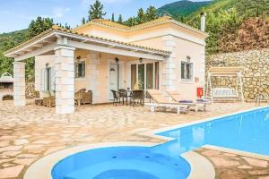 una villa con piscina di fronte a una casa di Villa Adriani a Nydri
