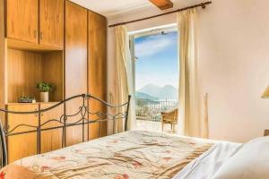 una camera da letto con un letto e una grande finestra di Villa Adriani a Nydri Altre 14 foto