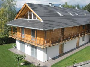 una vista aérea de una casa con techo de metal en Tauberhof Apartments, en Bresanona