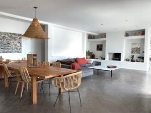 ein Wohnzimmer mit einem Holztisch und Stühlen in der Unterkunft Calme et confort dans un écrin de verdure in Montferrier-sur-Lez