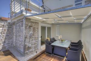 a dining room with a table and chairs at Waterfront Home - Villa Sailor's Delight in Betina