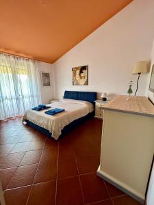 una camera da letto con un letto in una stanza di Amazing house 10 min by car from the beach a Olbia