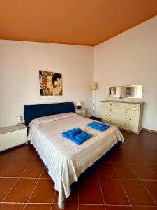 una camera da letto con un letto con cuscini blu di Amazing house 10 min by car from the beach a Olbia