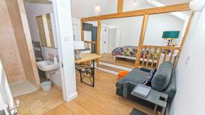 Phòng tắm tại Bag-End House - Unique home with Balcony, Beautiful Views, Ping Pong and Hot Tub option - Sleeps 14
