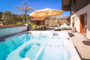 Bazén v ubytování Beim Wartner - CHALETS & SUITEN nebo v jeho okolí