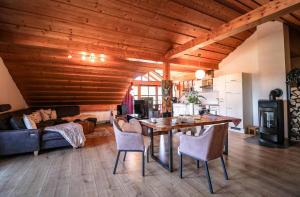Posezení v ubytování Beim Wartner - CHALETS & SUITEN