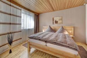 Postel nebo postele na pokoji v ubytování Beim Wartner - CHALETS & SUITEN + 55 fotografií