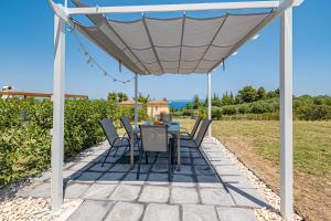 Balkón alebo terasa v ubytovaní Vacation house with a panoramic sea view and forest