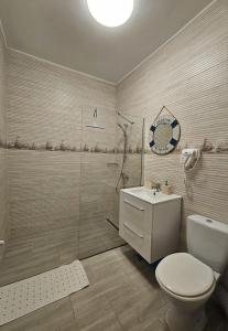 a bathroom with a shower and a toilet and a sink at Apartament modern 2 camere,complet utilat,cu balcon si Vedere la mare-Zoorba in Mamaia Nord
