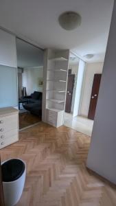 un soggiorno con un grande specchio e un pavimento in legno di Stan Daleka Obala a Mostar