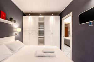 Forum Assago 5 min - APT with Double Terrace客房内的一张或多张床位