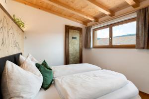 a room with a bed and a window at Moserhof Wohnung Salbei in Meltina