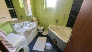 un bagno con lavandino, vasca e WC di Stan Daleka Obala a Mostar
