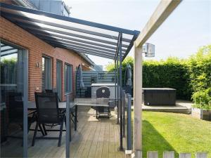 Μπαλκόνι ή βεράντα στο 5-Bed-Rooms House with Jacuzzi, Free Parking, and 2 Toilets-Bath in Malmö