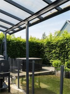 Κήπος έξω από το 5-Bed-Rooms House with Jacuzzi, Free Parking, and 2 Toilets-Bath in Malmö
