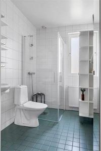 Ένα μπάνιο στο 5-Bed-Rooms House with Jacuzzi, Free Parking, and 2 Toilets-Bath in Malmö