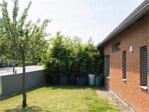 Κήπος έξω από το 5-Bed-Rooms House with Jacuzzi, Free Parking, and 2 Toilets-Bath in Malmö