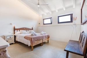 Postel nebo postele na pokoji v ubytování Finca Son Vidal