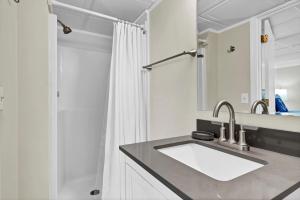 Vannituba majutusasutuses The Waterway 406 by Sea Scape Properties +20 fotot