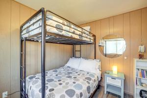 une chambre avec un lit superposé et un miroir dans l'établissement Oceanfront Cottage with Patio and Views in Birch Bay!, à Blaine