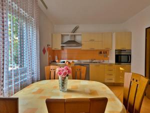 Kuchyň nebo kuchyňský kout v ubytování Apartment Luna