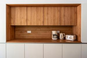 eine Küche mit zwei Geräten auf einem Holzregal in der Unterkunft Vue sur parc avec pétanque, basket, clim et Tramway in Castelnau-le-Lez