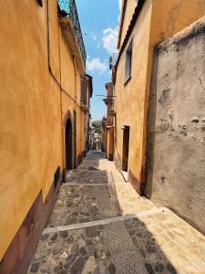 an alley in an alley way between two buildings at Guest house Natalina in Gioiosa Ionica