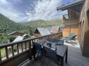 O vedere generală la munți sau o vedere la munte luată de la acest apartament