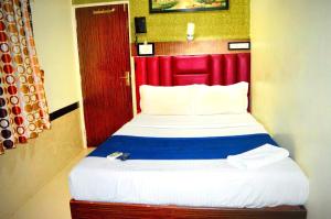 Postel nebo postele na pokoji v ubytování Hotel Akasa Inn Near T2 International Airport Mumbai