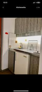 eine Küche mit Spüle und Arbeitsplatte in der Unterkunft Studio cosy au bord des pistes à la mongie in Bagnères-de-Bigorre + 12 Fotos