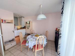 Kuchyňa alebo kuchynka v ubytovaní Appartement 4 personnes avec garage et terrasse - FR-1-716-9 + 6 fotografií