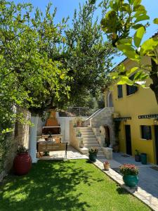 a yard with a house and a yard sidx sidx sidx sidx at Villa Sofia in Parga