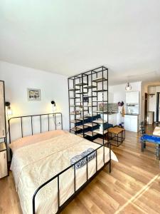 Postel nebo postele na pokoji v ubytování Flat in Bakuriani + 7 fotografií