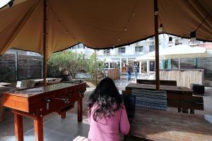 Um restaurante ou outro lugar para comer em WOT Lisbon Nomad