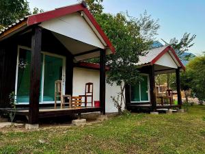 a small house with a red roof at Fuang Dao Mountain Resort in Muang Fuang