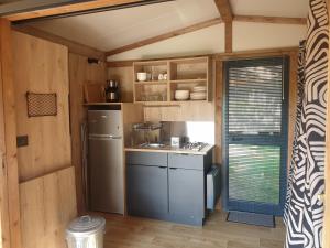 Kuchyňa alebo kuchynka v ubytovaní Camping Onlycamp L'Orée d'Alsace