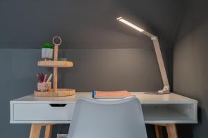 een wit bureau met een lamp en een witte stoel bij Gite Au Chant d'Eole in Ebly +17 foto's